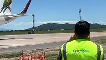 VIDEO. Tensión en el aeropuerto de Salta: una avioneta se declaró en emergencia por una falla en el tren de aterrizaje