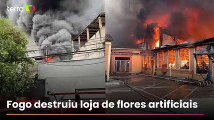 Incêndio de grandes proporções atinge galpão comercial na Zona Leste de SP