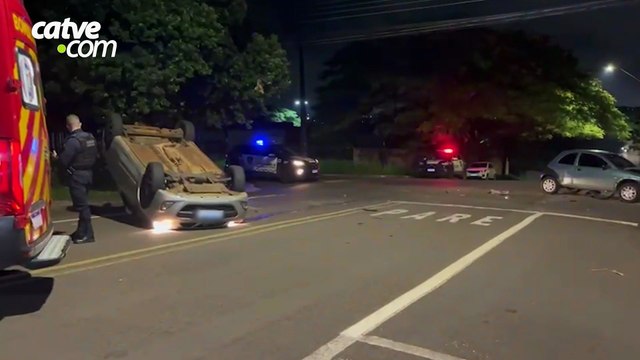 Carro capota após perseguição policial no bairro Parque São Paulo