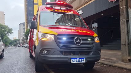 Idosa de 71 anos quebra o braço após acidente com escada na Rua Paraná