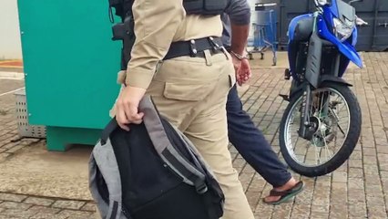 Pega ladrão, pega ladrão! Homem é preso com bicicleta furtada após jovens gritarem para a polícia