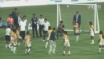 Una niña india le hace un caño brutal a Luis Suárez y su reacción se hace viral