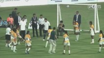 Una niña india le hace un caño brutal a Luis Suárez y su reacción se hace viral