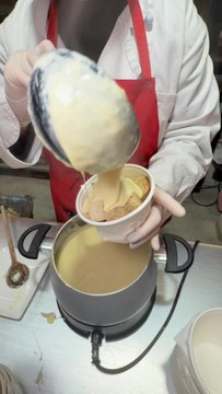 Marché de Noël du Luxembourg 😱✨😍Un marché aussi gourmand que beau, avec plusieurs places et plusieurs ambiances ✨De quoi manger de la raclette, de la fondue ou plein d’autres choses tout au long du mois de décembre 😍🔥Et toi, t’aurais pris quoi ? 👀✨