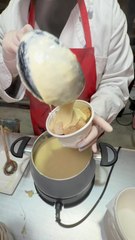 Marché de Noël du Luxembourg 😱✨😍Un marché aussi gourmand que beau, avec plusieurs places et plusieurs ambiances ✨De quoi manger de la raclette, de la fondue ou plein d’autres choses tout au long du mois de décembre 😍🔥Et toi, t’aurais pris quoi ? 👀✨