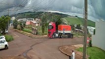 Câmera flagra motociclista sendo arremessado para o alto após colisão com Kwid no Cascavel Velho