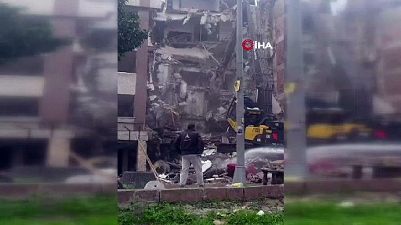Zeytinburnu'nda yıkım sırasında beton parçaları iş makinesinin üzerine düştü