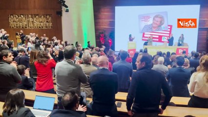 L'applauso per la segretaria Schlein all'assemblea del Pd