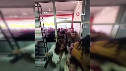 İndirimi gören kadınlar ezilme tehlikesi atlattı