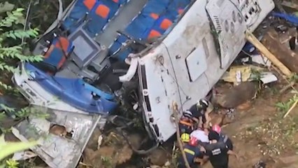 Accidente de bus en Antioquia: 16 jóvenes fallecidos y rescate con cuerdas en abismo de 60 metros