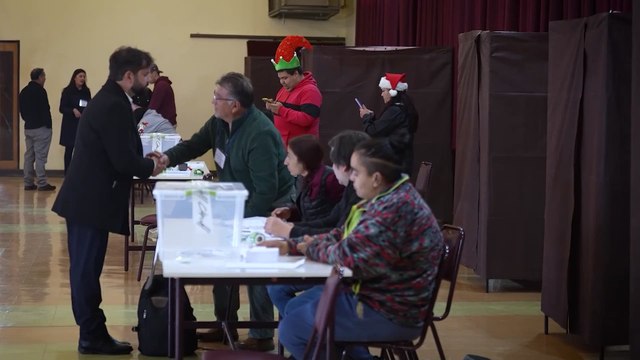 El presidente saliente de Chile Gabriel Boric vota en las elecciones