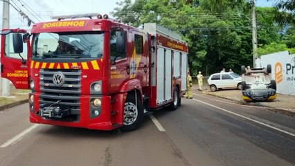 Viatura da PM capota após colisão com Fiat Uno em Cascavel