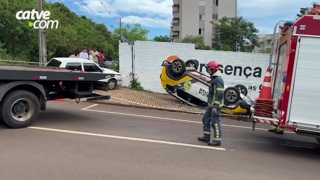 Viatura da Polícia Militar capota após batida com carro no bairro Neva
