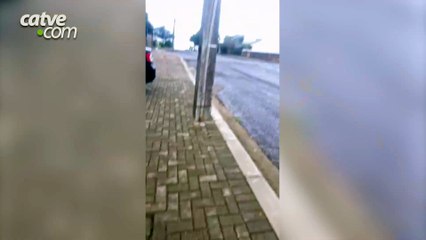 Equipamento se solta de cabos e fica pendurado em rua de Cascavel