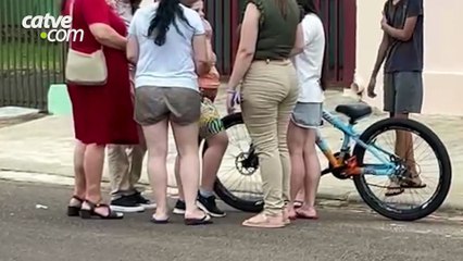 Menino de 11 anos corta o rosto ao bater bicicleta em carro estacionado