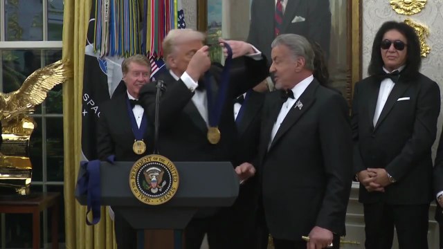 📺Sylvester Stallone - 6 Décembre 2025 Le président américain Donald Trump lui remet une médaille lors de la cérémonie des Kennedy Center Honors dans le bureau ovale de la Maison Blanche à Washington.🎬ABONNES-TOI & METS UN COM' STP MERCI📺🙏😉😎💖