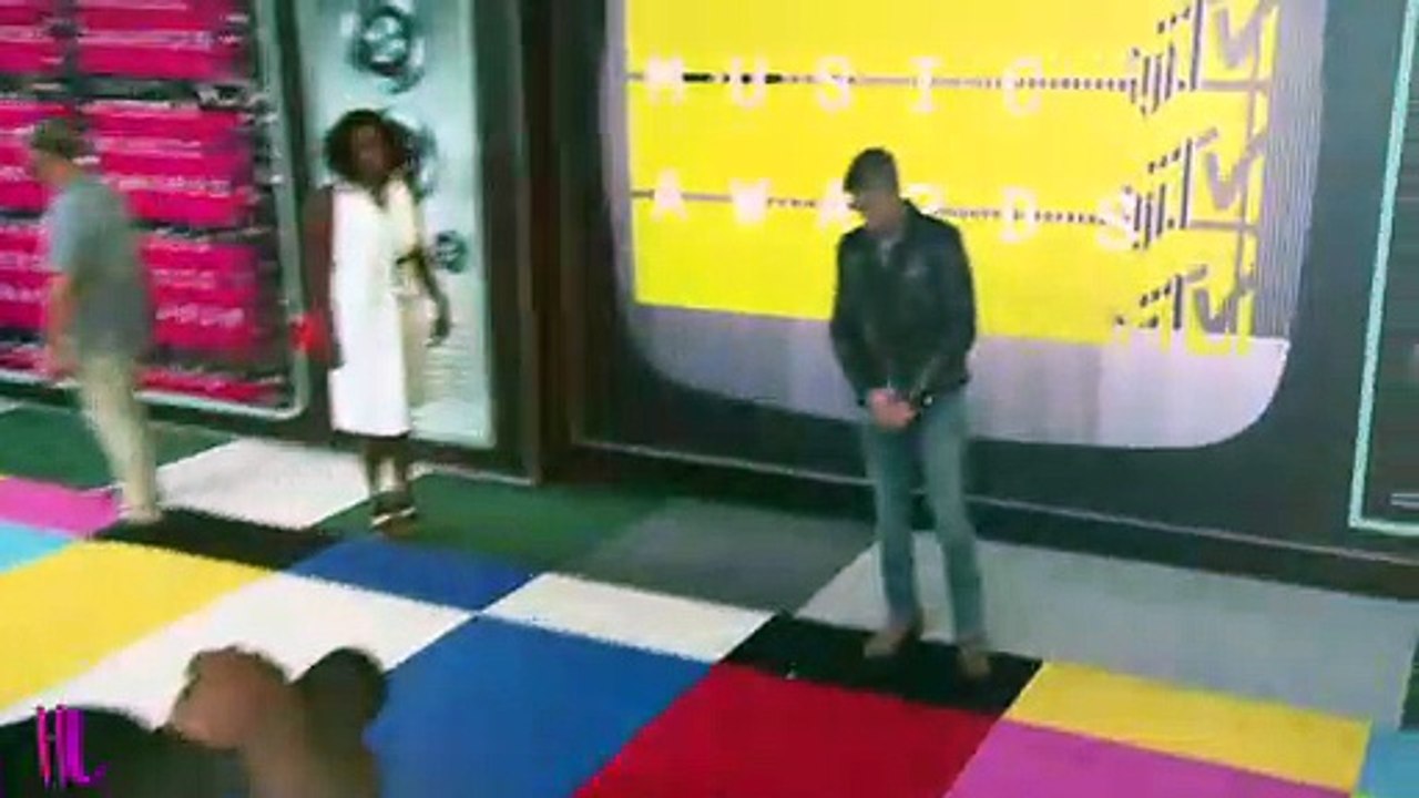 Selena Gomez Reveals Worst Kiss & Justin Bieber Spoils The Bachelor Finale?