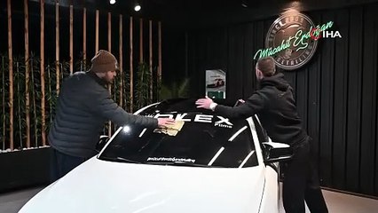 Dünyada eşi nadir olan araç gündüz beyaz, geceleri ise yeşil rengi ile parlıyor