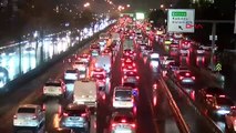 İstanbul'da haftanın ilk iş gününde trafik felç oldu