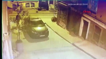 Beyoğlu’nda akılalmaz kapkaç planı! Telefonu folyoyla gizlediler!