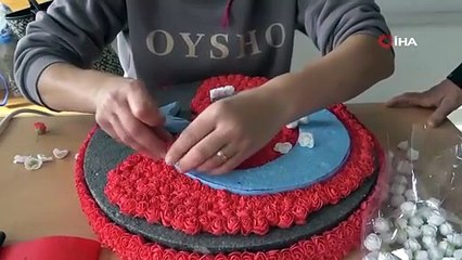 Hozat’ta 16 kadın, yapay çiçeklerle Türk Bayrağı üretiyor