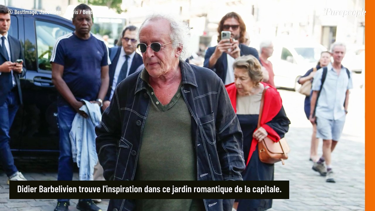 Didier Barbelivien ouvre les portes de son appartement avec vue sur l’un des parcs les plus élégants de Paris, dans le quartier de son enfance