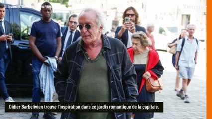 Didier Barbelivien ouvre les portes de son appartement avec vue sur l’un des parcs les plus élégants de Paris, dans le quartier de son enfance