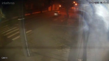 Imagens exclusivas registram fuga de suspeito de tentativa de furto no Pacaembu, em Cascavel