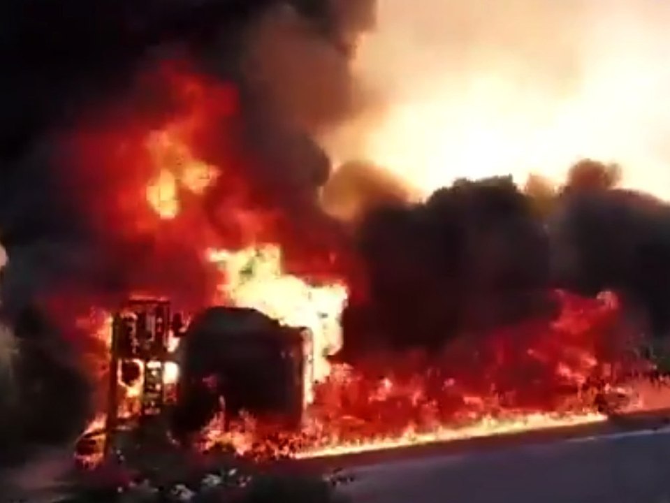 Tanklaster kippt um und brennt Feuerspur in Straße