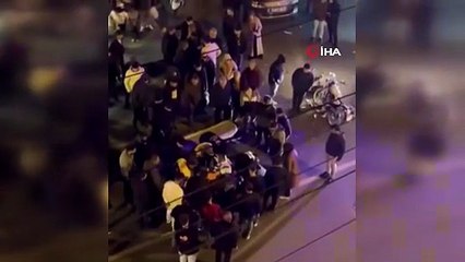 Kaza yapan motosiklet sürücüsünün acılar içinde bağırması kameraya yansıdı