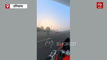 गुरुग्राम में बीच सड़क कार और बाइक में भीषण टक्कर, कैमरे में कैद हुआ हादसा