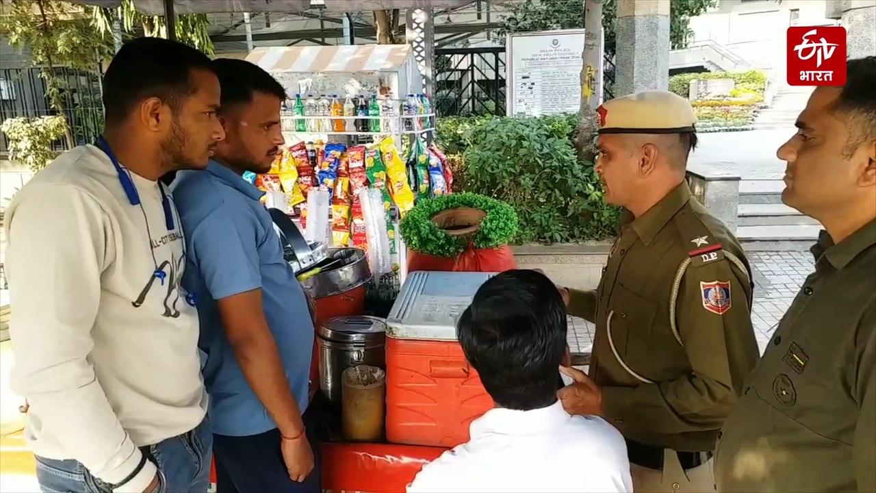 बिछड़ों को अपनों से मिलाने की निभा रहे 'ड्यूटी', भावुक कर देगा आपको दिल्ली पुलिस के एएसआई का ये 'मिशन'