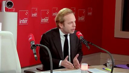 Le député UDR Charles Vallonce, rapporteur de la commission d'enquête sur la neutralité, le fonctionnement et le financement de l’audiovisuel public, au micro de Benjamin Duhamel sur France Inter