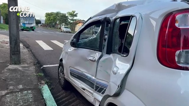 Mulher fica ferida em batida entre carro e ônibus no bairro Periolo