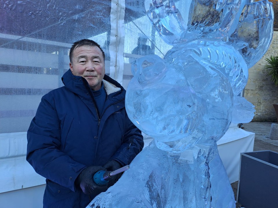 Le champion du monde de sculpture sur glace réalise un renne magnifique à Ouistreham