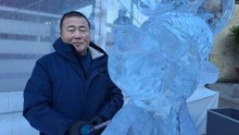 Le champion du monde de sculpture sur glace réalise un renne magnifique à Ouistreham