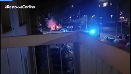 Incendio in via Vezza a Bologna, diverse auto distrutte. Video