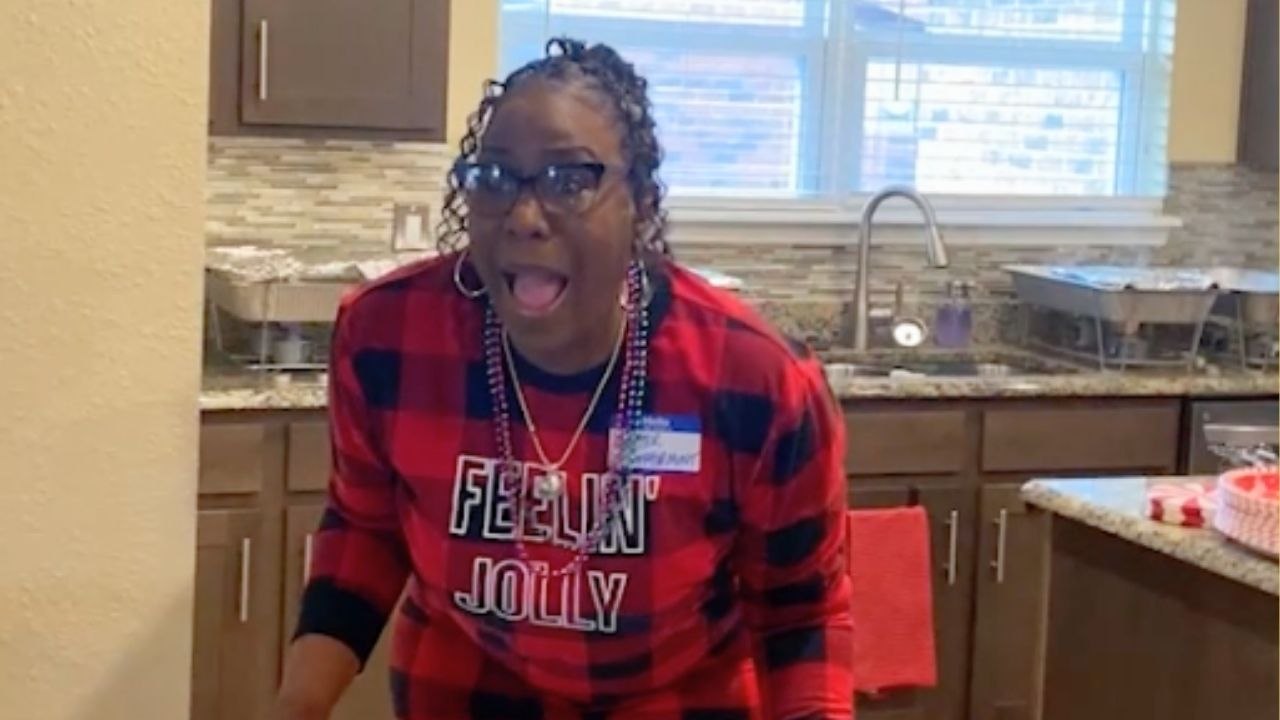 Couple Surprises Family With Pregnancy News On 'Mummy' And 'Daddy' Xmas Pajamas | Happily TV