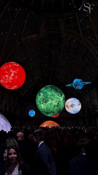 ✨🏛️ Un décor à la hauteur de la vision Pour la collection Printemps 2026, @ChanelOfficial, sous la direction de @Matthieu_Blazy, a livré l’un des set designs les plus spectaculaires de la Fashion Week.