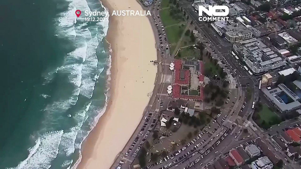 Hunderte legen am Tatort der tödlichen Schießerei am Bondi Beach Blumen nieder