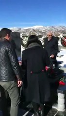 Özgür Özel ve saz arkadaşları mezar başında rakı içmiş