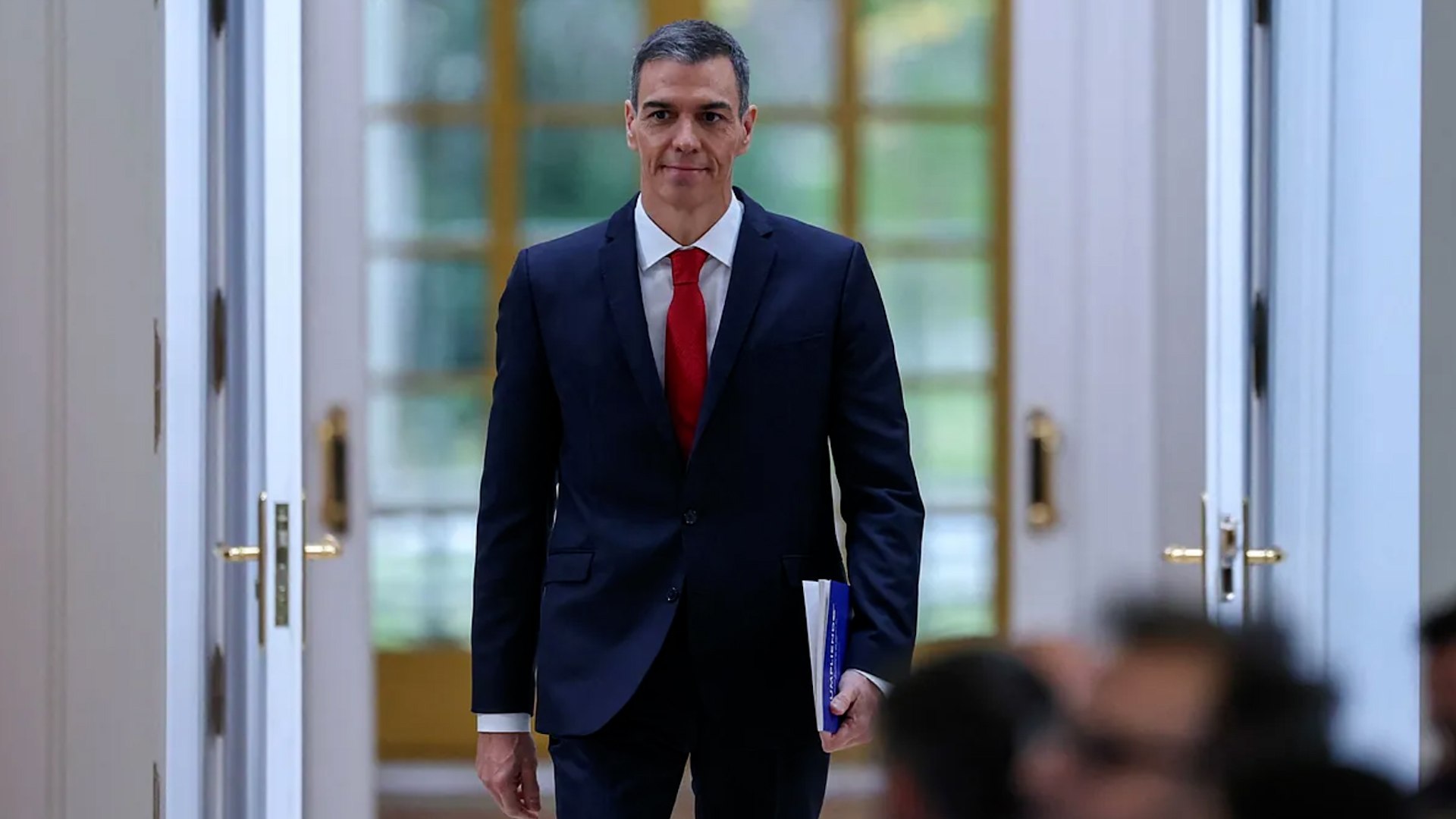 El presidente del Gobierno, Pedro S�nchez, ha reafirmado su compromiso de mantenerse en el cargo y agotar la actual legislatura, justificando su decisi�n en la "responsabilidad" que tiene Espa�a en el "momento hist�rico en el que se encuentra" Europa. S�nchez ha declarado que continuar� gobernando incluso si ello implica tener que "aguantar" lo que ha denominado "campa�as de acoso personal", "mentiras" y, en definitiva, "fango".