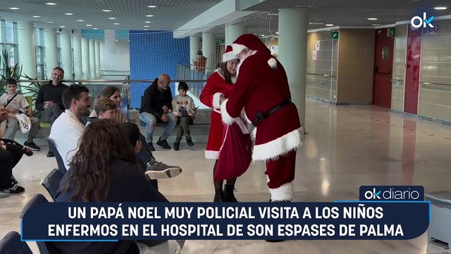 Un Papá Noel muy policial visita a los niños enfermos en el hospital de Son Espases de Palma