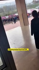 Öğrenciyi yakasından tutup yere fırlattı