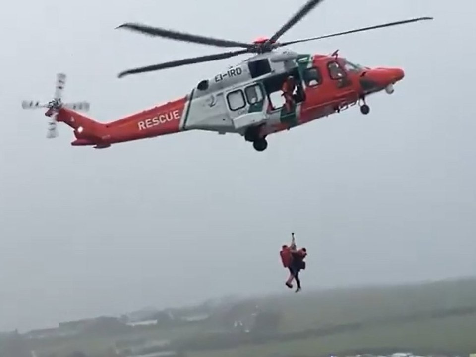 Vor Irland: 14 Fischer per Winde von Kutter gerettet