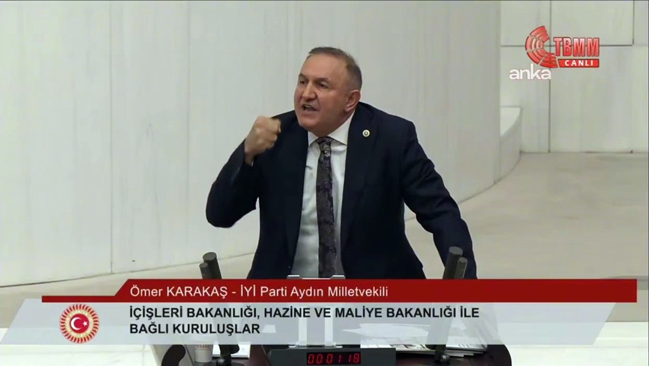 İYİ Parti Aydın Milletvekili Ömer Karakaş, TBMM'de bebek katili canibaşı Öcalan’a ''şerefsiz'' deyince DEM'li vekiller ayaklandı.