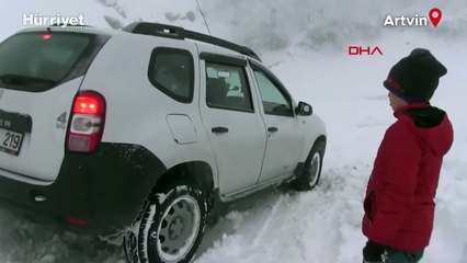 Artvin’de kar nedeniyle araçlar yolda kaldı, sürücüler ateş yakıp ısındı