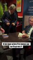 Des parents viennent faire dédicacer un livre d’Eric Zemmour pour leur fils qui vote LFI