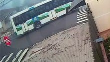 Vídeo mostra carro atravessando preferencial e sendo atingido por ônibus