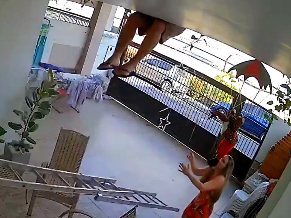 Leiter rutscht weg: Mann baumelt plötzlich von der Decke